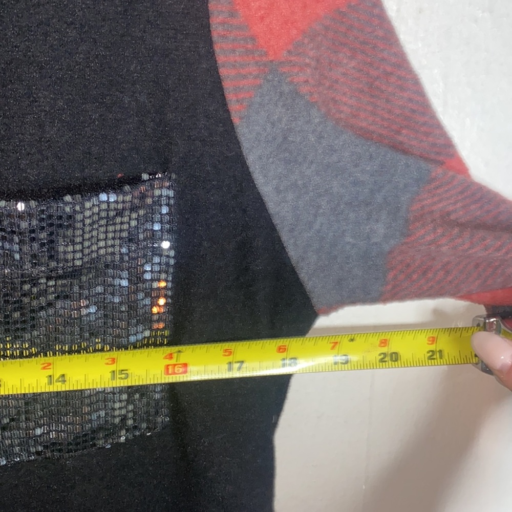 🎱Adorable plaid long sleeved top with a bright sequin pocket! - Picture 6 of 7